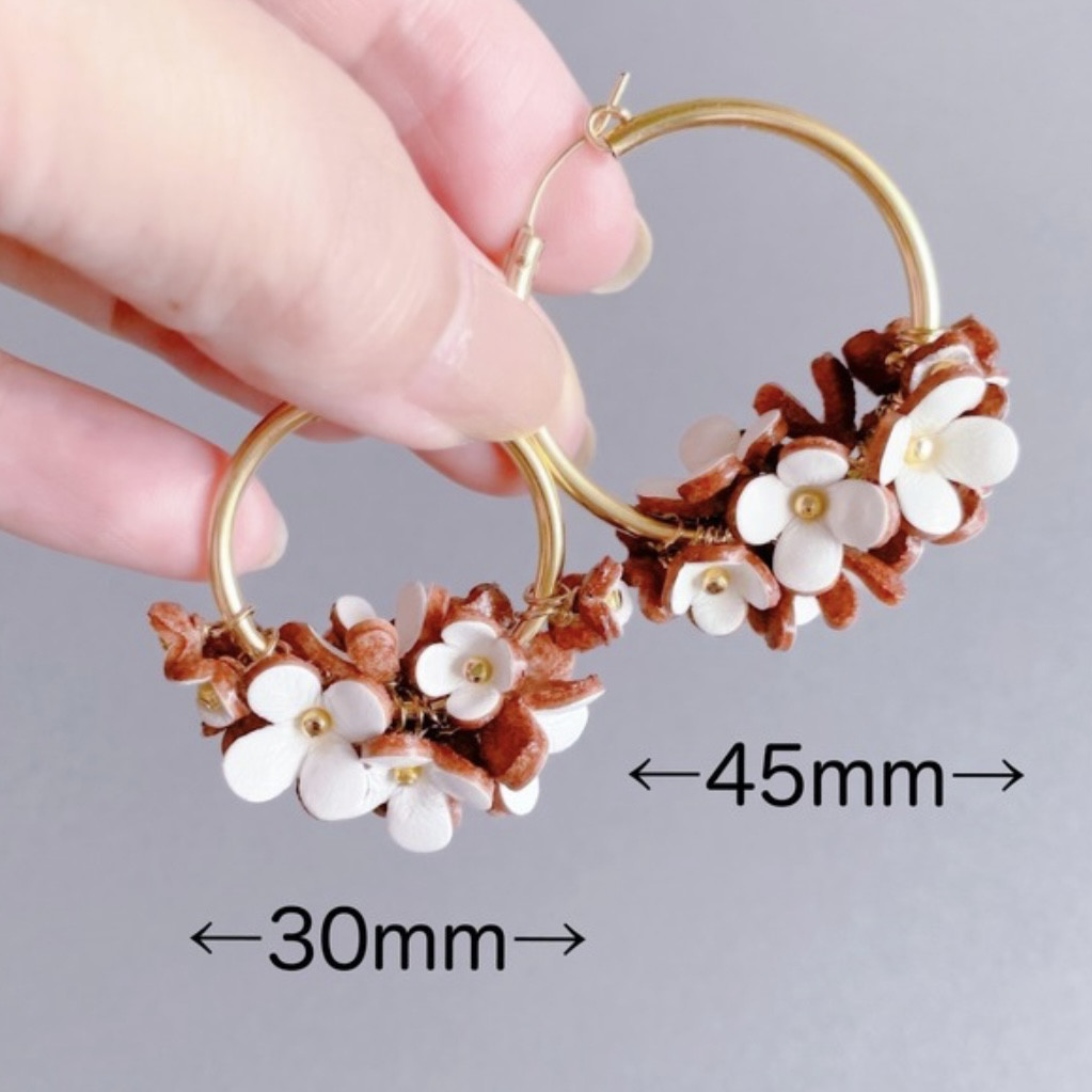 スウィングフラワー14kgfフープピアス30mm(ホワイト）