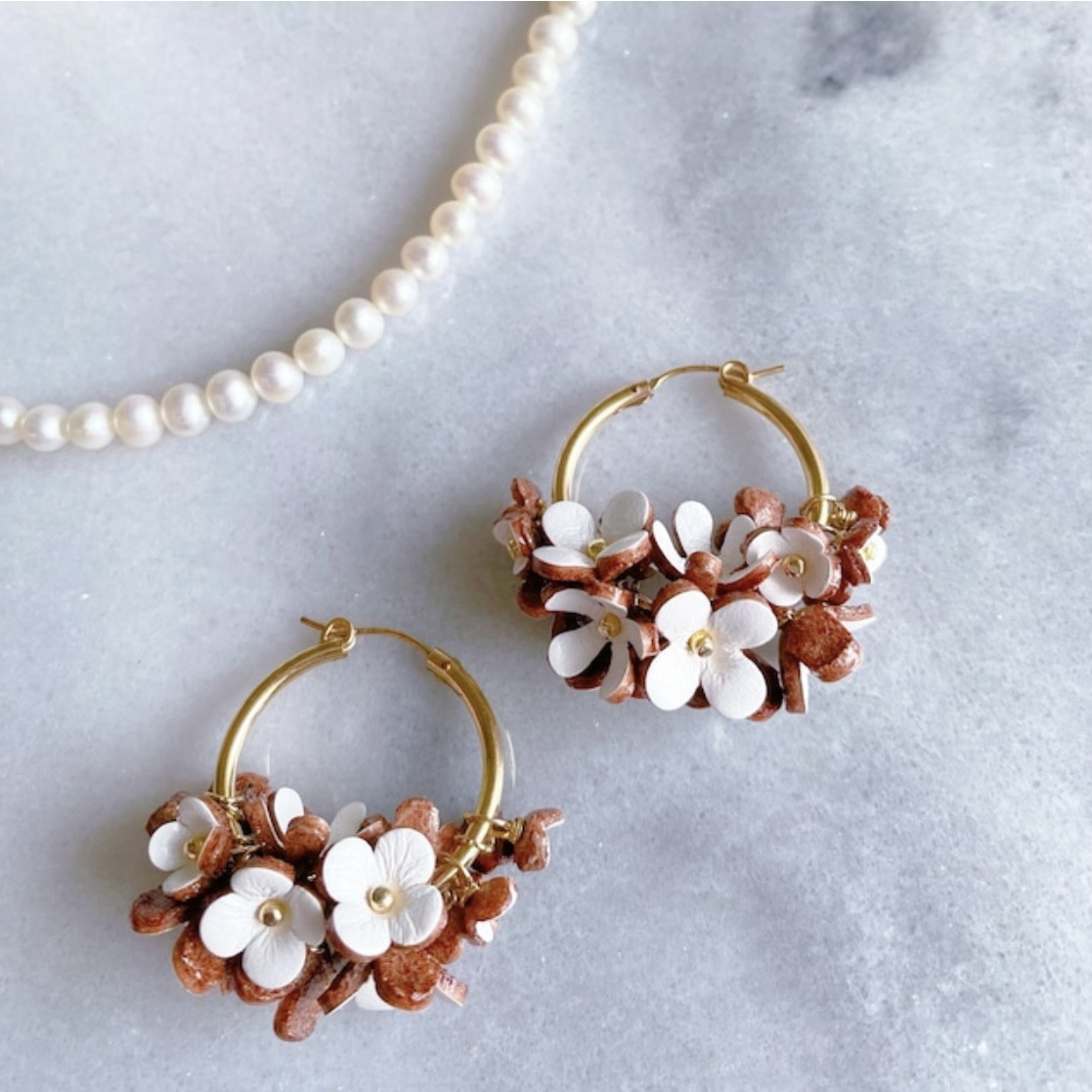 スウィングフラワー14kgfフープピアス30mm(ホワイト）