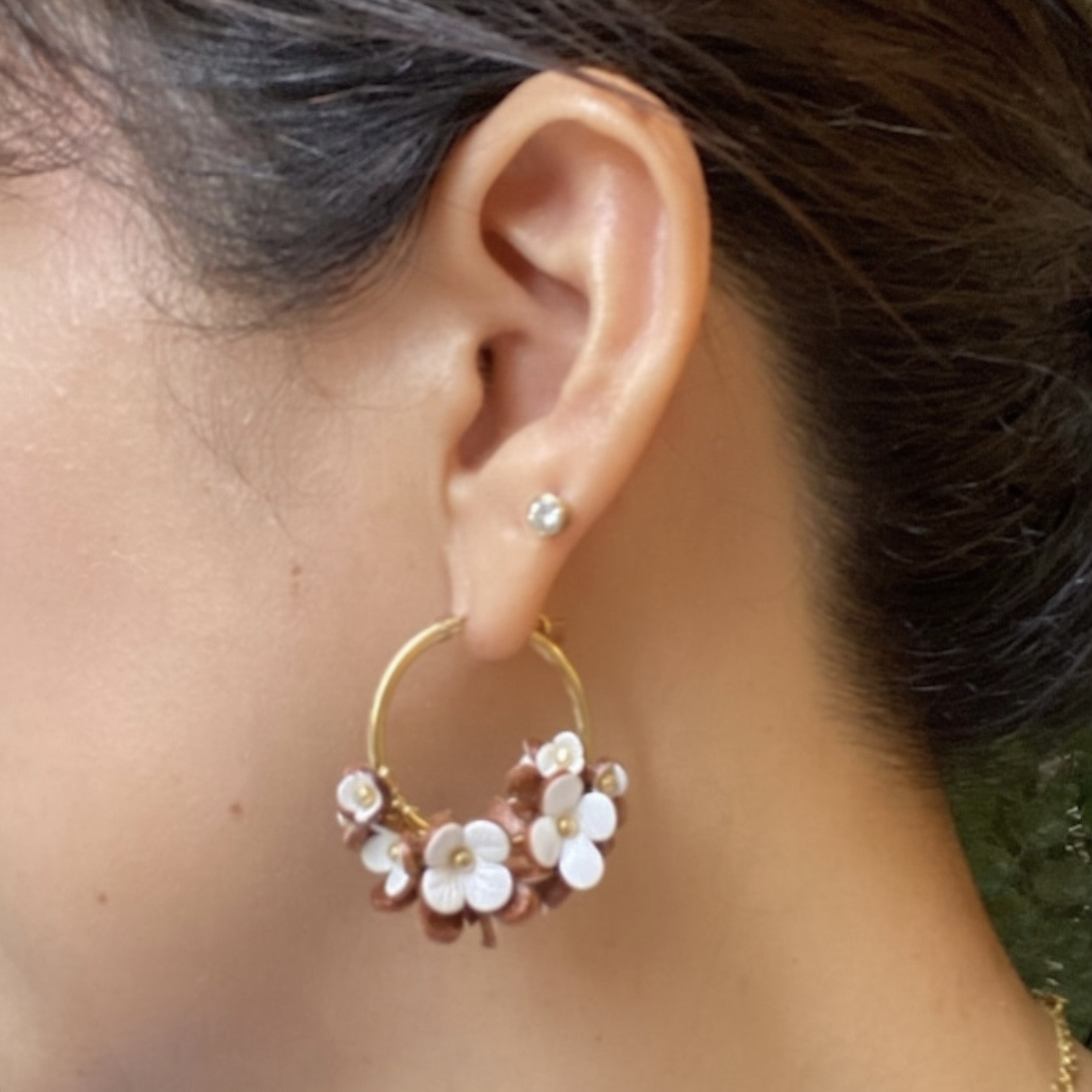 スウィングフラワー14kgfフープピアス30mm(ホワイト）