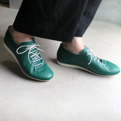 手工運動鞋包裹著一塊皮革/綠色 第6張的照片