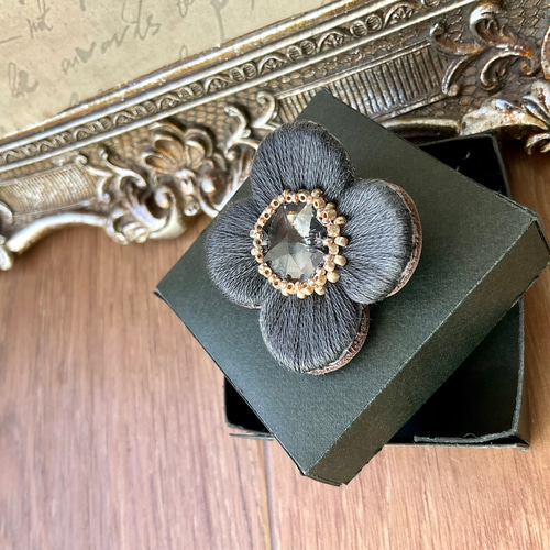 ぷっくり艶めくお花の刺繍ブローチ or ポニーフック ブラックグレー 