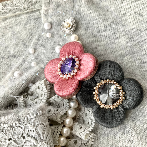 ぷっくり艶めくお花の刺繍ブローチ or ポニーフック ブラックグレー 