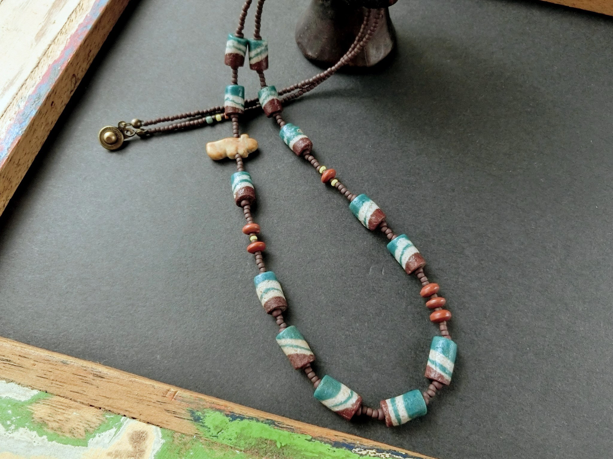 アフリカ再生ビーズとフェティッシュのロングネックレス