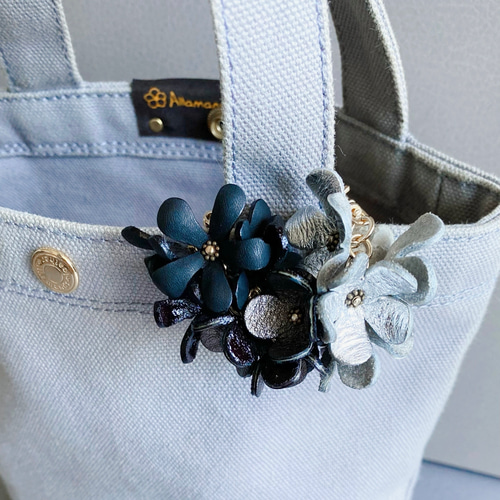 New color】3種のお花の2wayバッグチャーム(花色ブラック•シルバー
