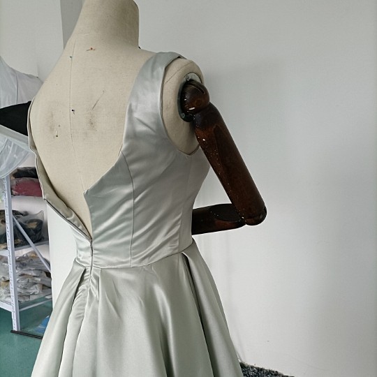 美品！パーティードレス ライトブルー 光沢サテン  ミディアムドレス エレガント シアーな美しさ 二次会