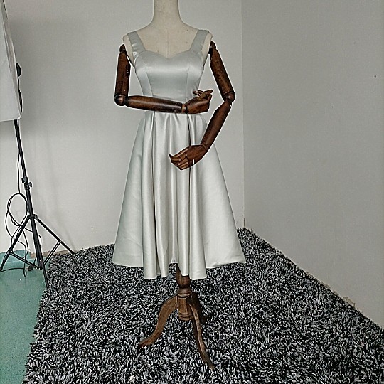 美品！パーティードレス ライトブルー 光沢サテン  ミディアムドレス エレガント シアーな美しさ 二次会