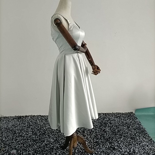 美品！パーティードレス ライトブルー 光沢サテン  ミディアムドレス エレガント シアーな美しさ 二次会