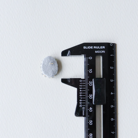 オートクチュール刺繍のピアス Oval-03／ Gray×Yellow ※イヤリングに変更可 5枚目の画像