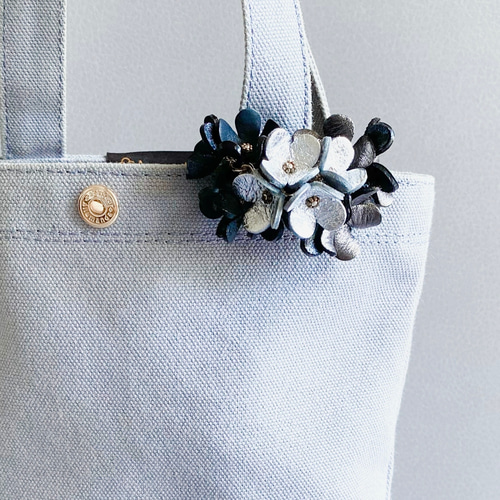 New color】3種のお花の2wayバッグチャーム(花色ブラック•シルバー