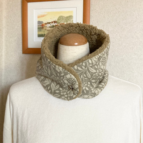 受注制作☆三角形のネックウォーマー（スモーキーな花柄ベージュ