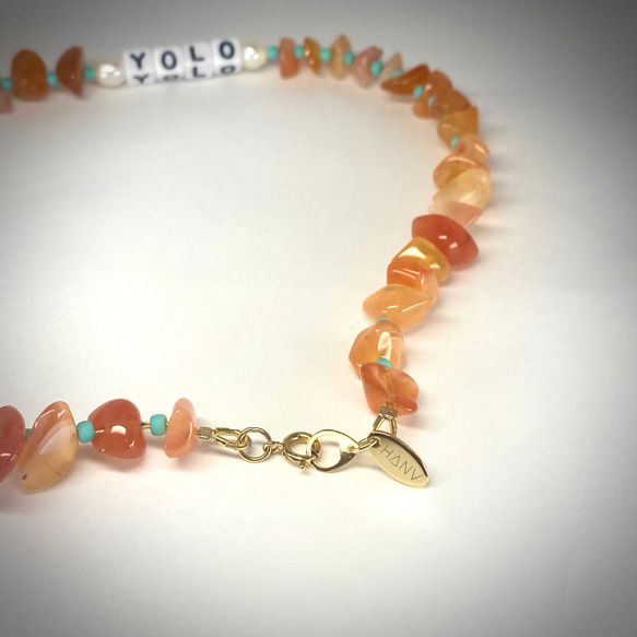 YOLO　オレンジカルセドニー天然石×レタービーズネックレス 3枚目の画像