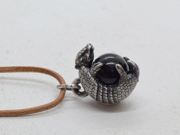 防護性犰狳球吊墜 Morion（黑水晶），附皮革繩項鍊 第5張的照片