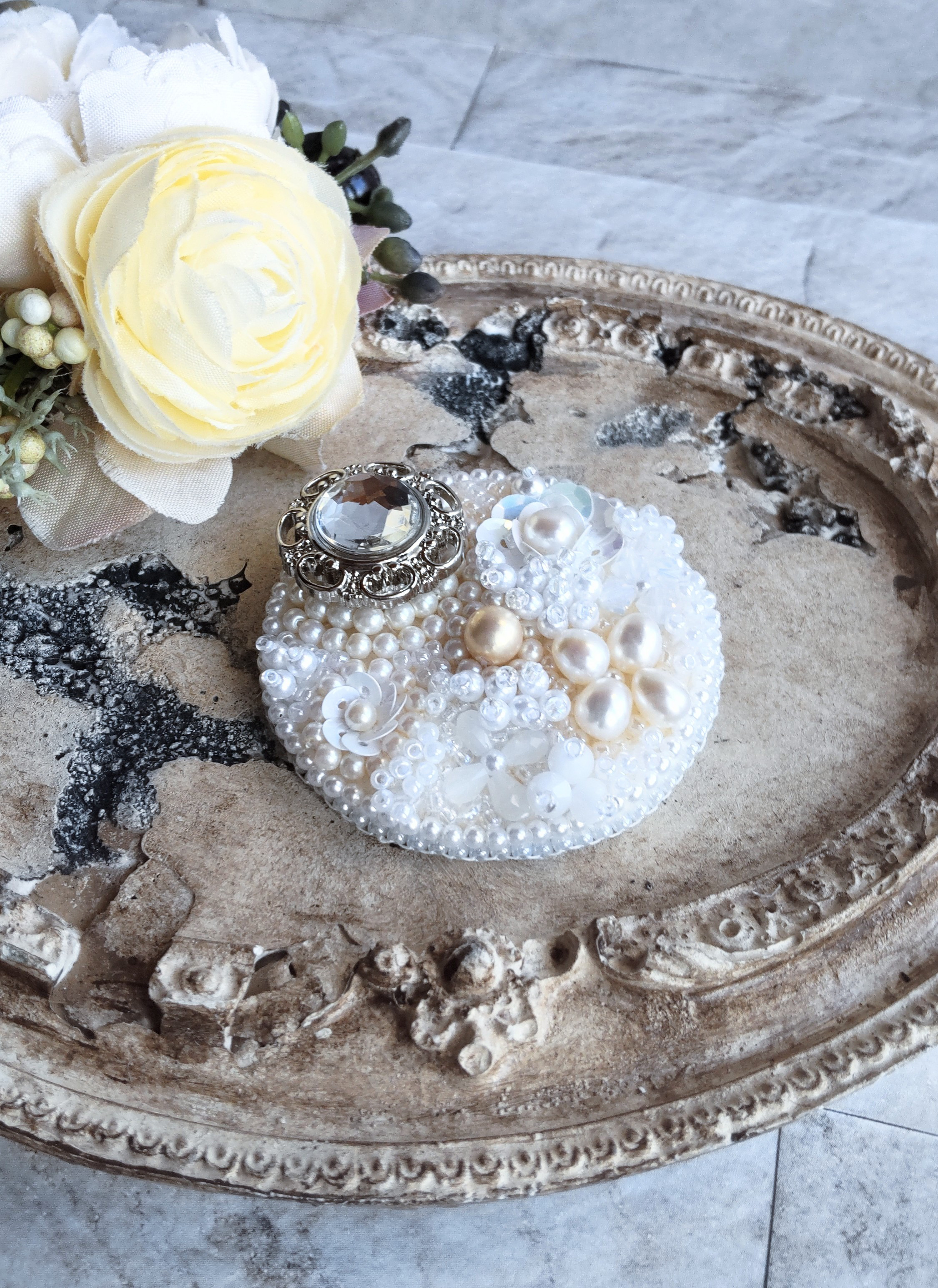 フラワームーンブローチ