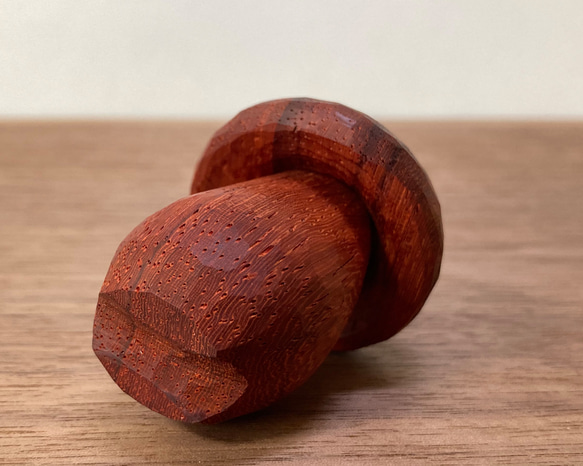 木彫り きのこ 置物 オブジェ（木材：パドウク）（No.T1020） 6枚目の画像
