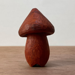 木彫り きのこ 置物 オブジェ（木材：パドウク）（No.T1020） 1枚目の画像