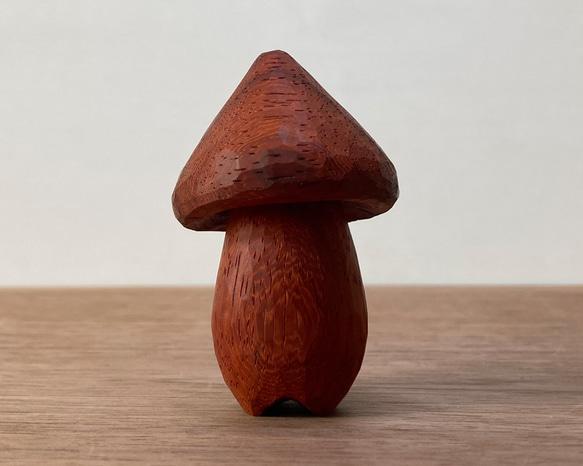 木彫り きのこ 置物 オブジェ（木材：パドウク）（No.T1020） 1枚目の画像