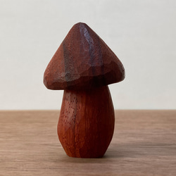木彫り きのこ 置物 オブジェ（木材：パドウク）（No.T1020） 4枚目の画像