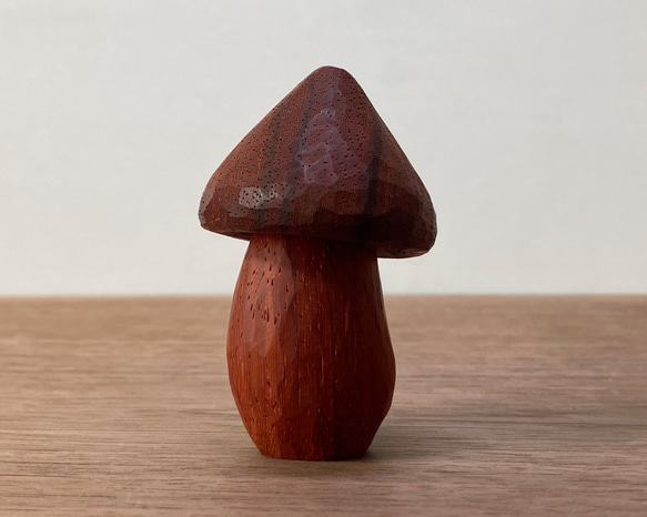 木彫り きのこ 置物 オブジェ（木材：パドウク）（No.T1020） 2枚目の画像