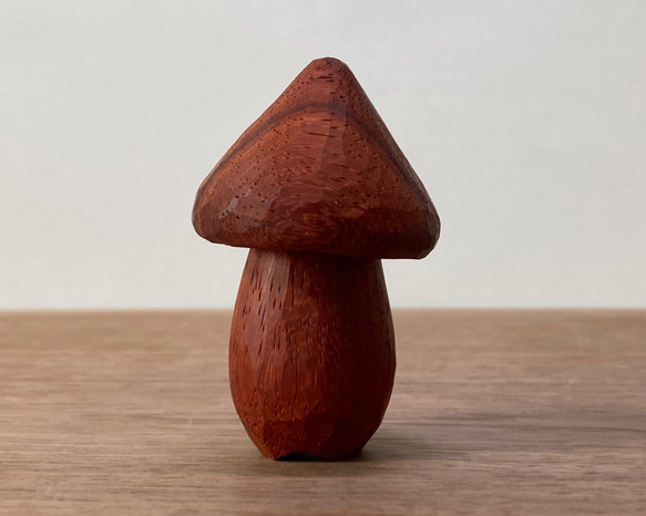 木彫り きのこ 置物 オブジェ（木材：パドウク）（No.T1020） 3枚目の画像