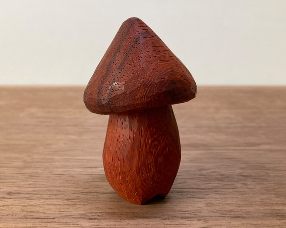 木彫り きのこ 置物 オブジェ（木材：パドウク）（No.T1020） 9枚目の画像