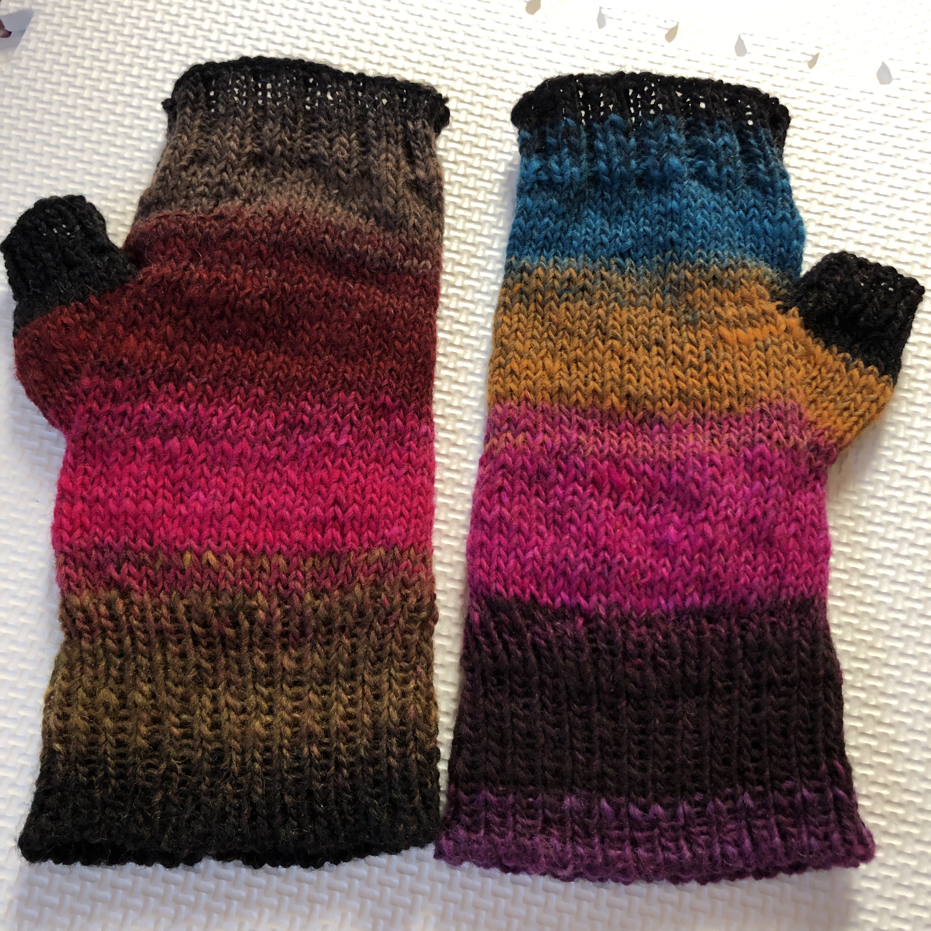 シブ可愛い秋色グラデーションのハンドウォーマー　指なし手袋　野呂英作毛糸　アラン模様