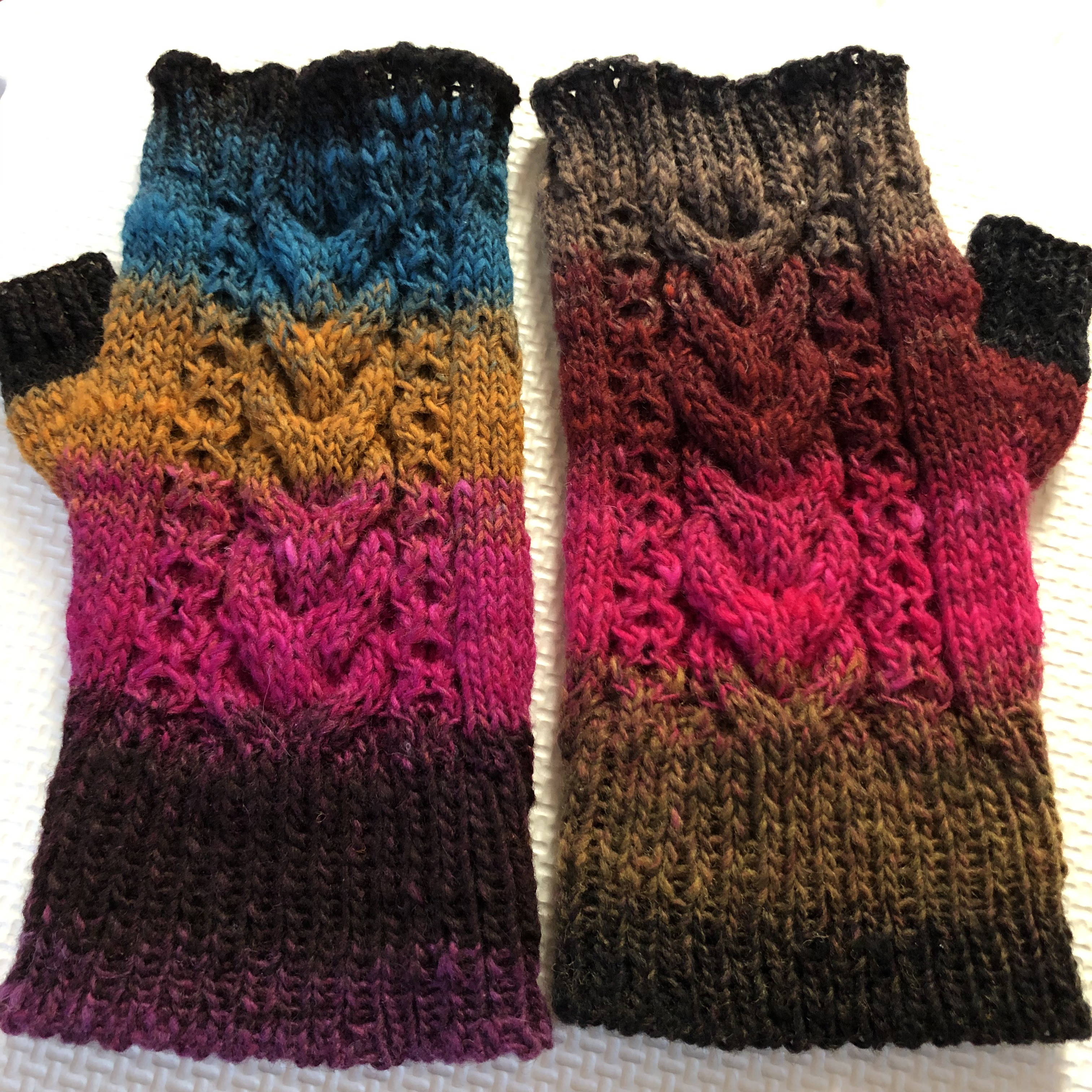 シブ可愛い秋色グラデーションのハンドウォーマー　指なし手袋　野呂英作毛糸　アラン模様