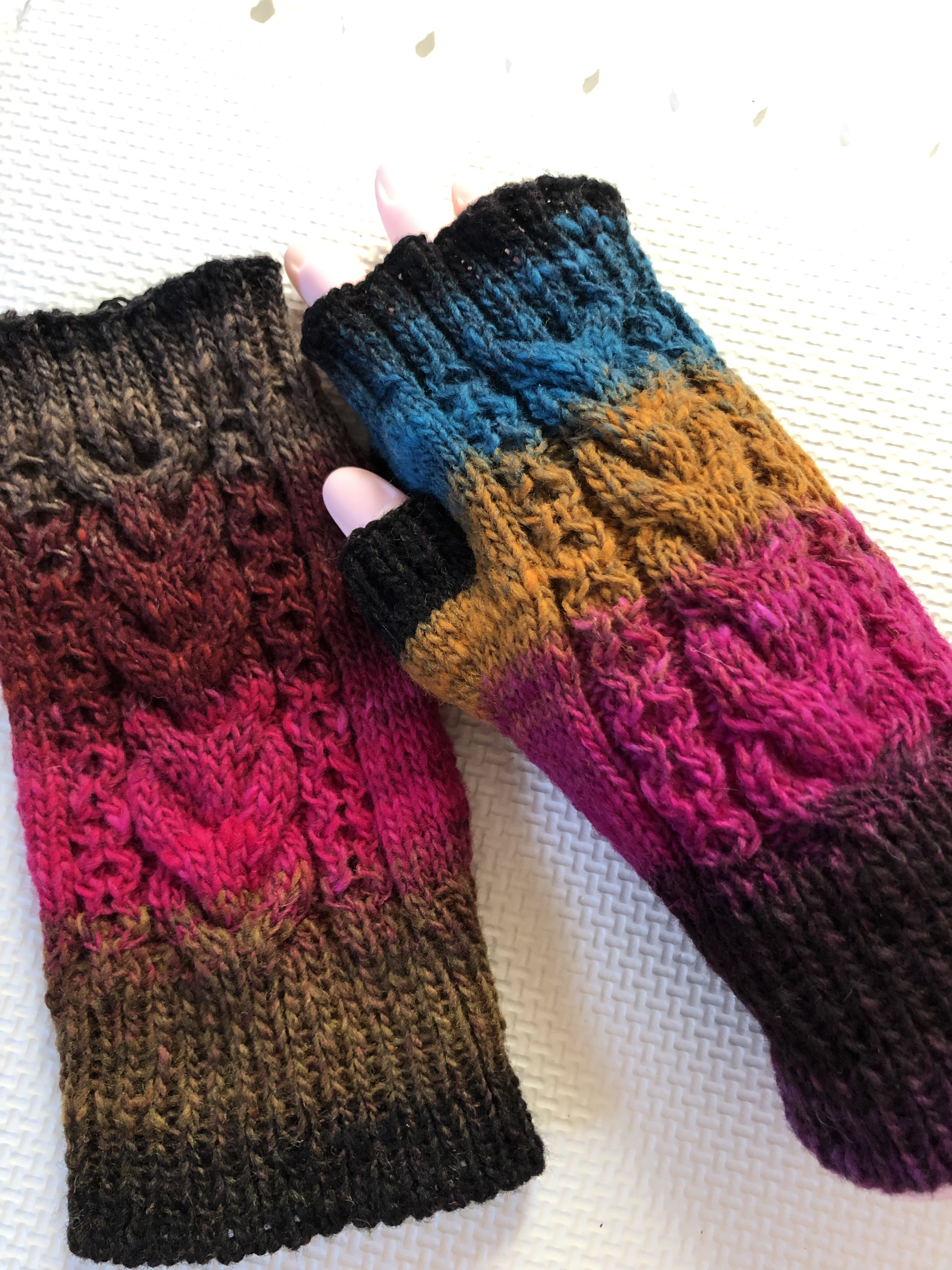 シブ可愛い秋色グラデーションのハンドウォーマー　指なし手袋　野呂英作毛糸　アラン模様