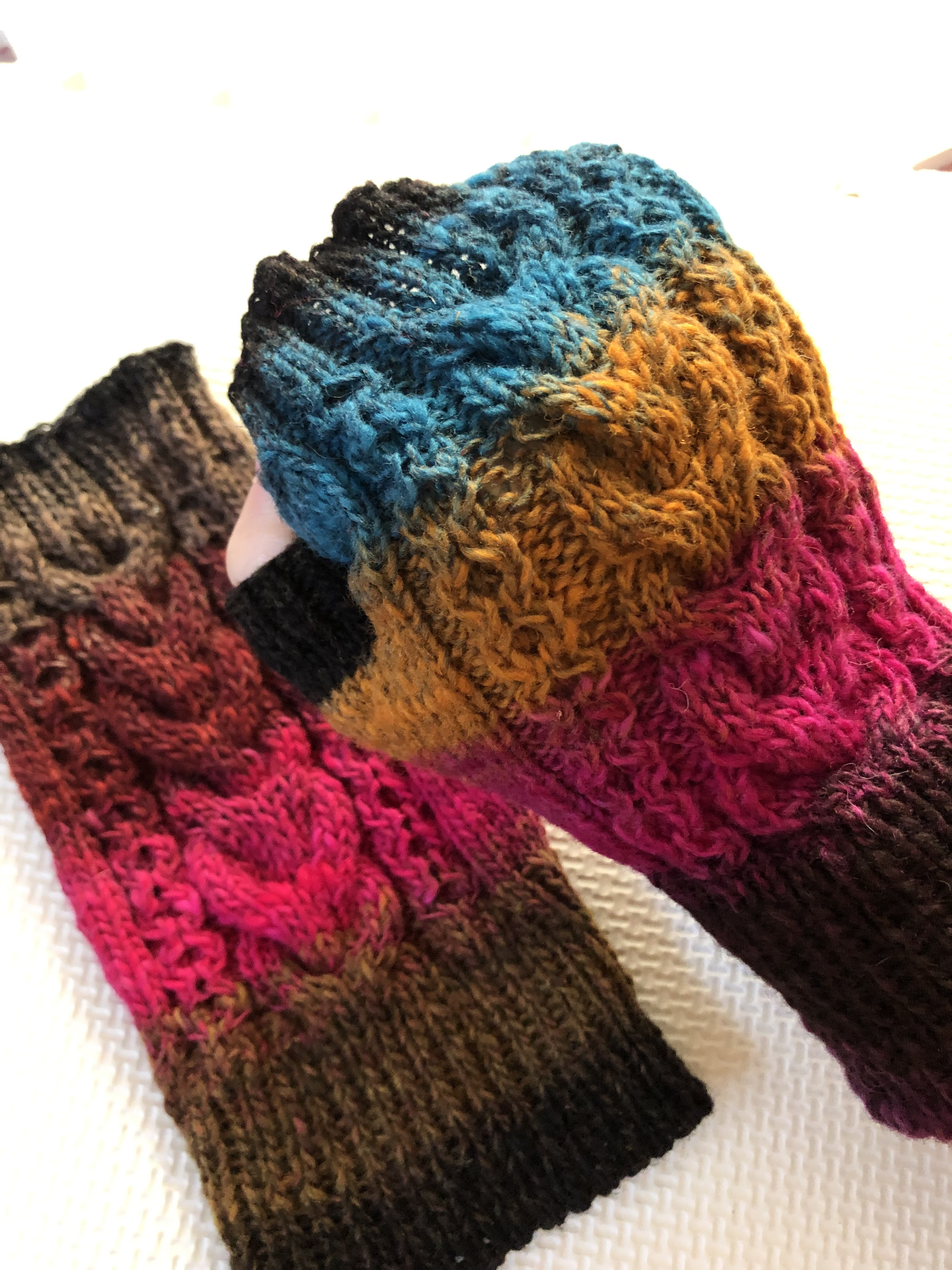 シブ可愛い秋色グラデーションのハンドウォーマー　指なし手袋　野呂英作毛糸　アラン模様