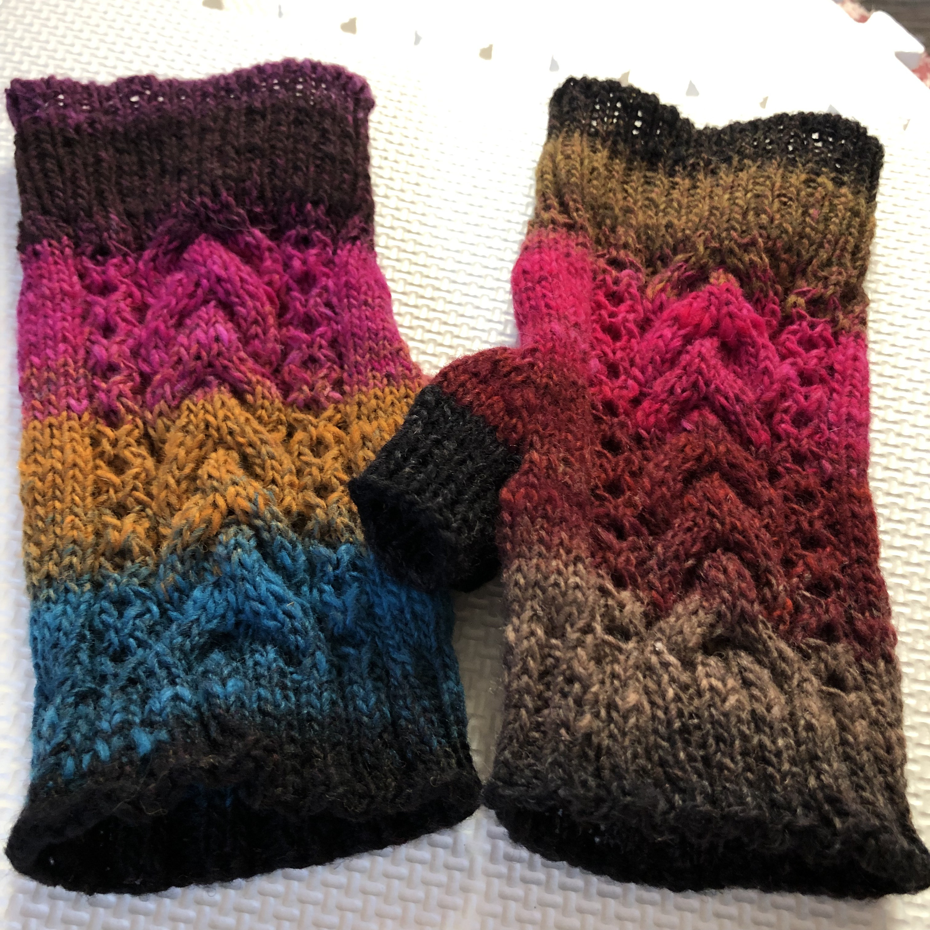 シブ可愛い秋色グラデーションのハンドウォーマー　指なし手袋　野呂英作毛糸　アラン模様