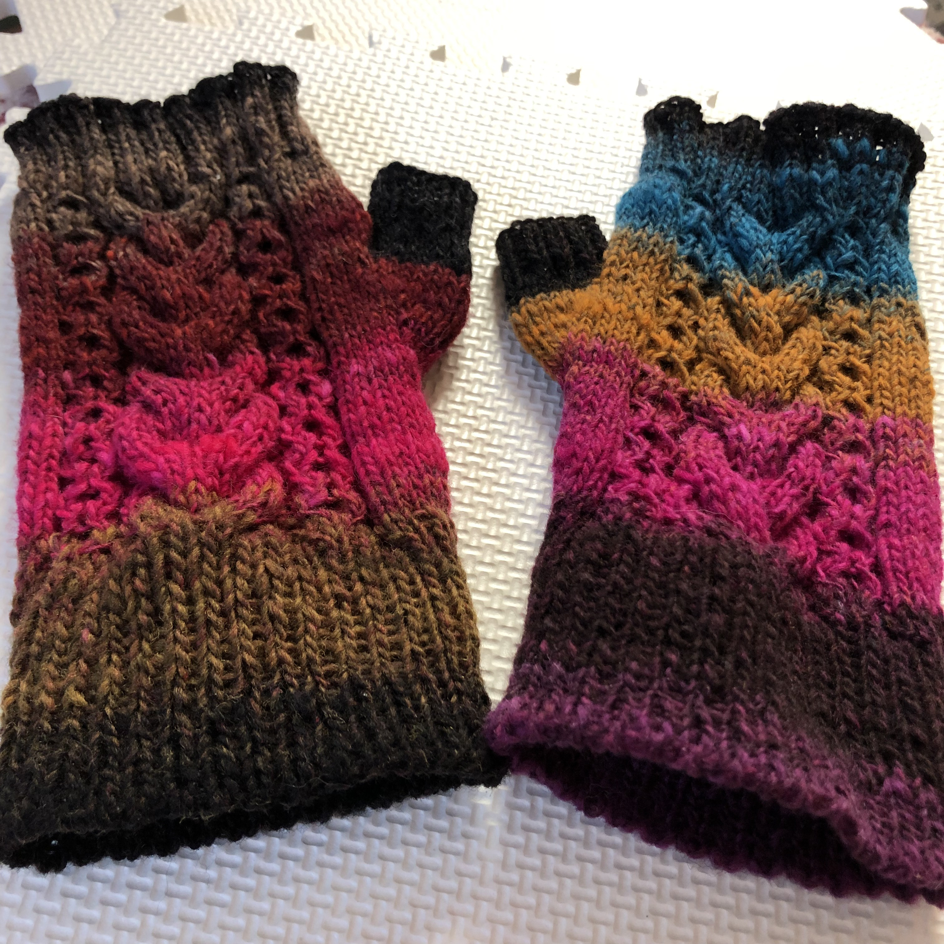 シブ可愛い秋色グラデーションのハンドウォーマー　指なし手袋　野呂英作毛糸　アラン模様