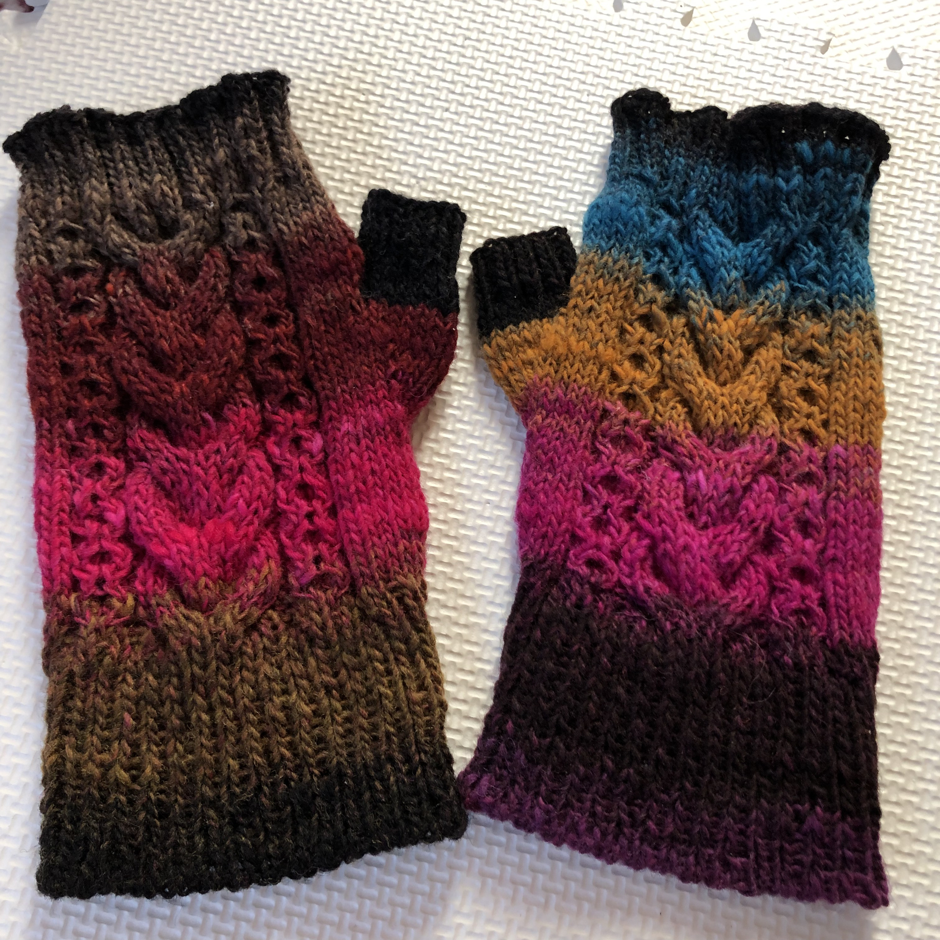 シブ可愛い秋色グラデーションのハンドウォーマー　指なし手袋　野呂英作毛糸　アラン模様