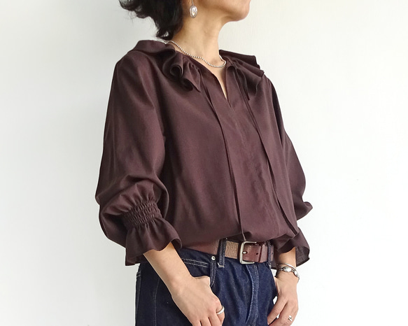 ダブルラッフルカラーブラウス（ブラウン） 4枚目の画像