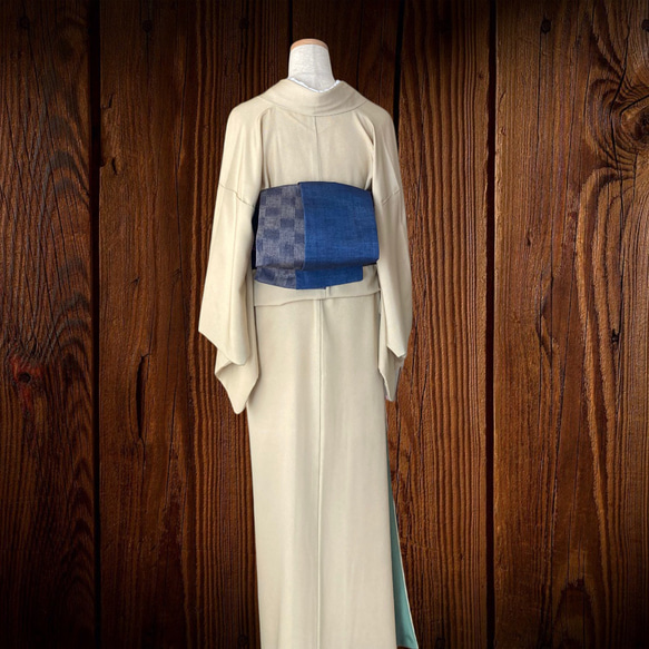 Juho Tsumugi 方格垂直條紋 這是一款成人半寬腰帶，採用藍灰色和閃亮的靛藍色手工編織春亞紡製成。它很長，有一個帶芯。 第5張的照片