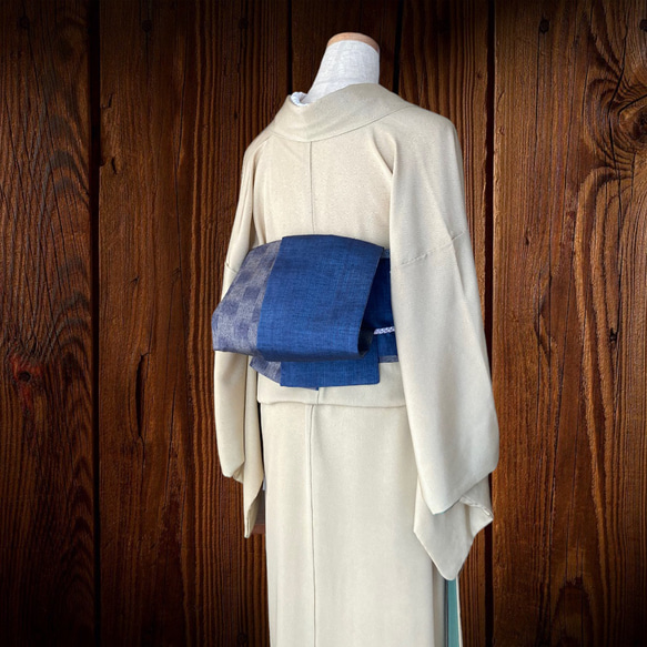 Juho Tsumugi 方格垂直條紋 這是一款成人半寬腰帶，採用藍灰色和閃亮的靛藍色手工編織春亞紡製成。它很長，有一個帶芯。 第3張的照片