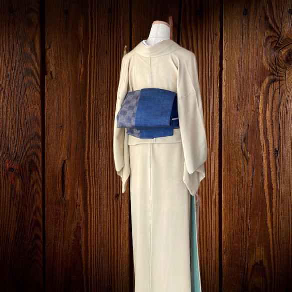 Juho Tsumugi 方格垂直條紋 這是一款成人半寬腰帶，採用藍灰色和閃亮的靛藍色手工編織春亞紡製成。它很長，有一個帶芯。 第4張的照片