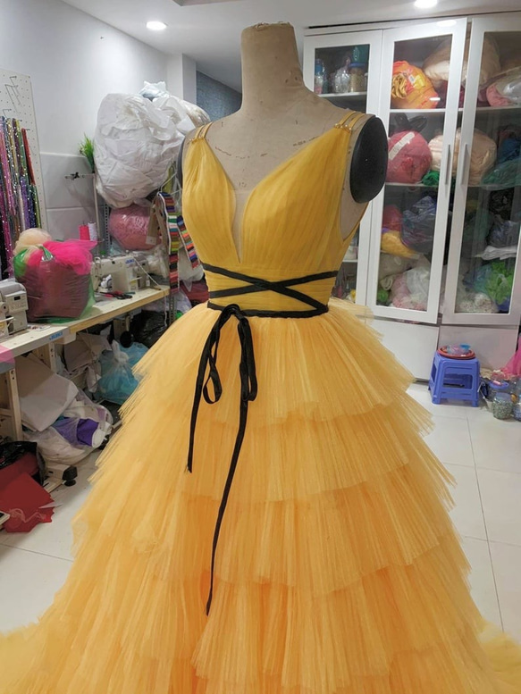 華麗跨領洋裝黃色 V 領洋裝柔軟分層薄紗裙新娘/拍攝前 第2張的照片