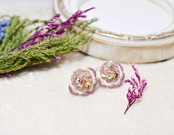 オーガンジー刺繍　お花のイヤリング 2枚目の画像
