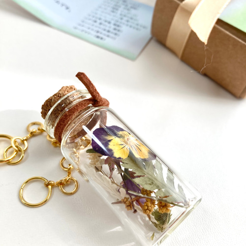 12この幸せモチーフの草花がぎゅっと詰まった小瓶のバック
