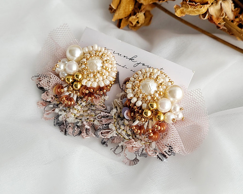 刺繍とツイード、チュールフリルのイヤリング、ピアス イヤリング