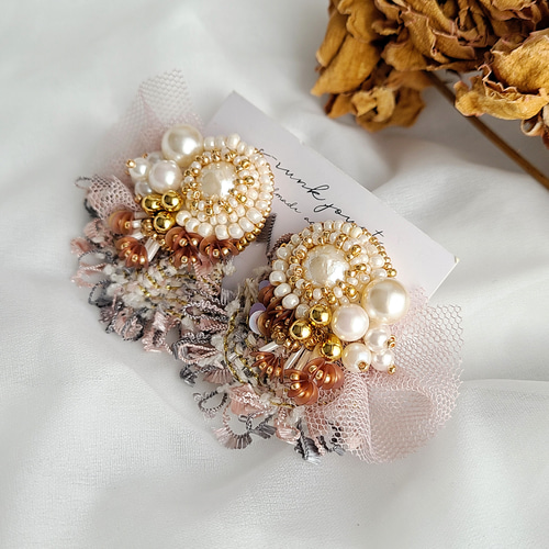 刺繍とツイード、チュールフリルのイヤリング、ピアス イヤリング