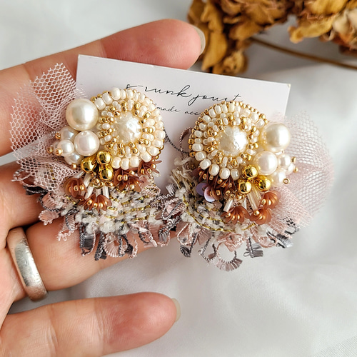 刺繍とツイード、チュールフリルのイヤリング、ピアス イヤリング 