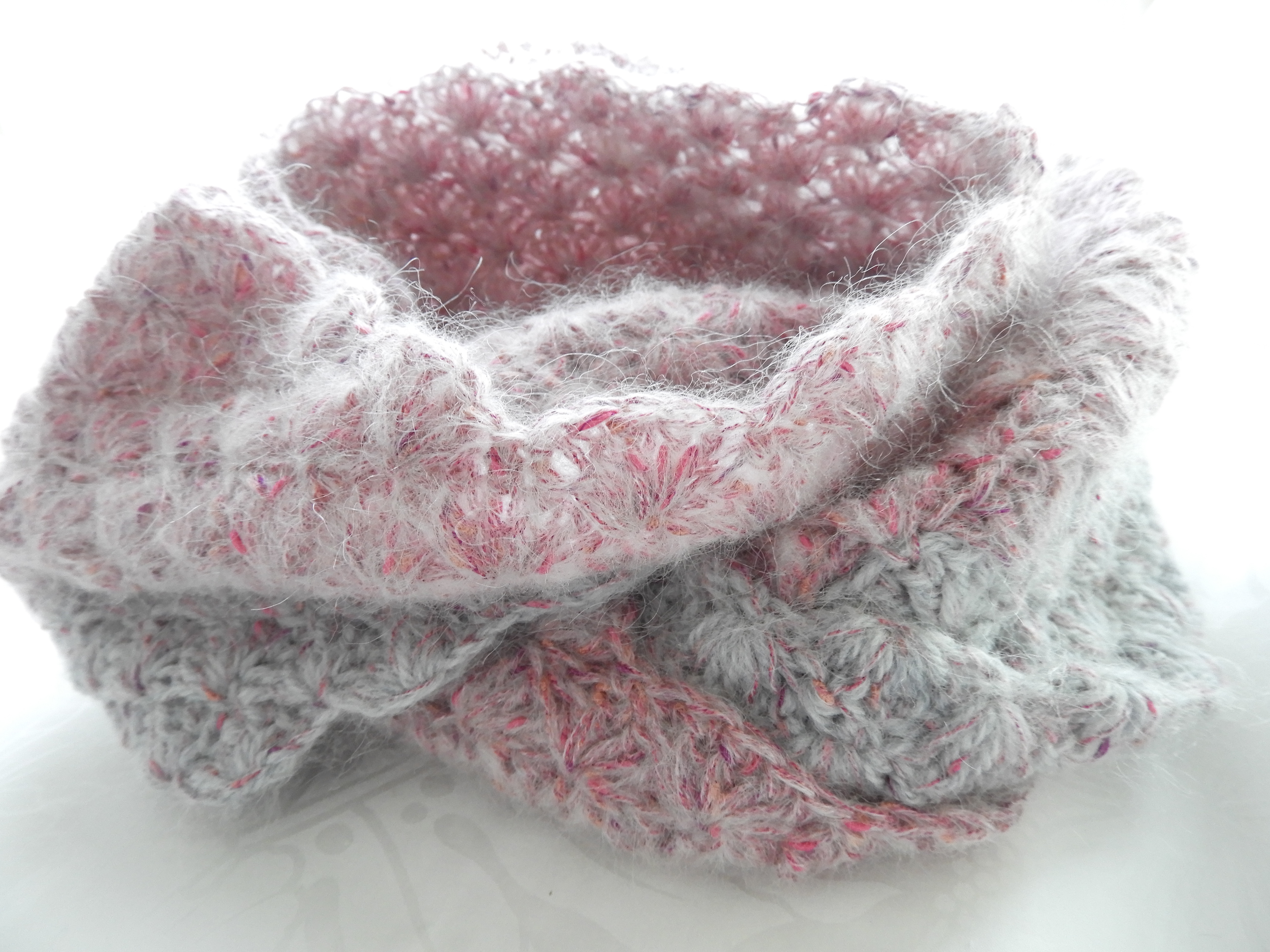 新作手編みの１点物　お値下げ　寒がり屋さんのためのスヌード　優しく包み込む