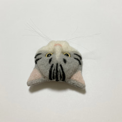 羊毛フェルト 猫ブローチ サバトラ白 4枚目の画像