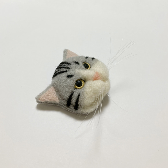 羊毛フェルト 猫ブローチ サバトラ白 3枚目の画像