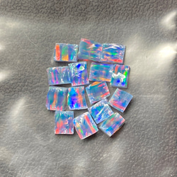 《合成オパール》(フローレスオパール) 原石 ブルー/マルチ斑 1.4g ⑥ 1枚目の画像