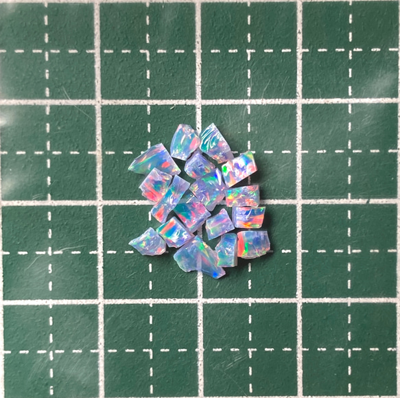 《合成オパール》(フローレスオパール) 原石 ブルー/マルチ斑 0.4g ⑥ 2枚目の画像