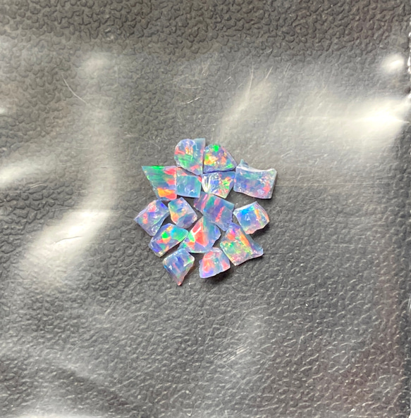 《合成オパール》(フローレスオパール) 原石 ブルー/マルチ斑 0.4g ④ 1枚目の画像
