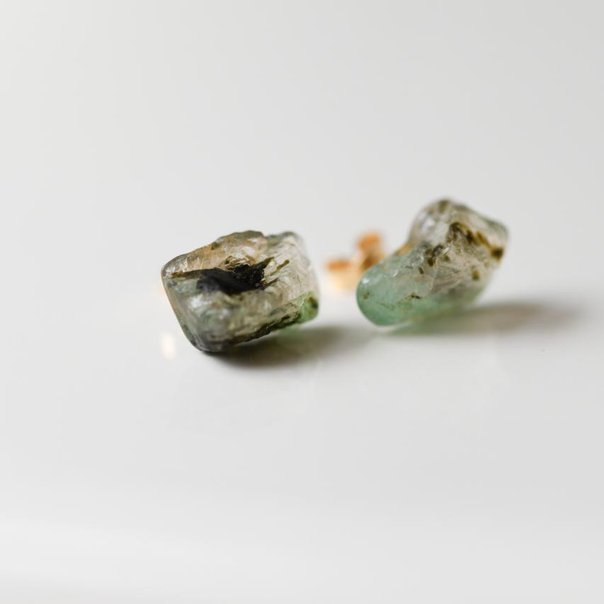 【一点物】 エメラルド 14kgfピアス 原石 鉱物 天然石 ハンドメイド アクセサリー (No.2419)