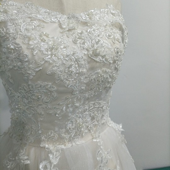 美容產品！婚紗白色露肩柔軟薄紗 A 字拖地中型禮服婚禮 第3張的照片