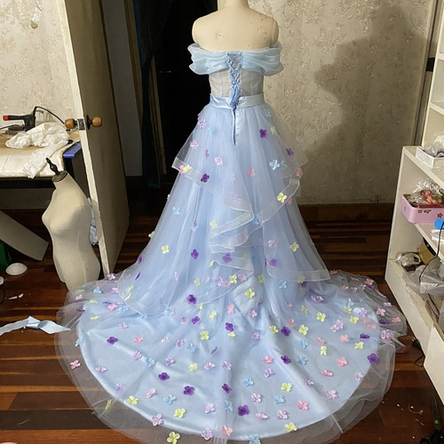 大人気上昇！パーティードレス 薄青 オフショル 花モチーフ 憧れの  